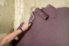 Как покрасить бетонную стену в квартире