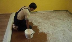 Приклеивание линолеума на бетонный пол