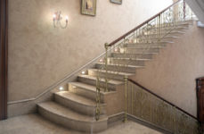 Как оформить бетонную лестницу в частном доме?