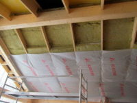 Как устанавливать пароизоляцию на потолок?