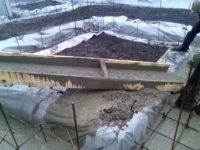 Чем укрыть бетон после заливки в мороз?