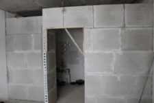 Установка межкомнатных стен из пеноблоков