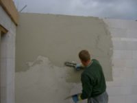 Как правильно оштукатурить стены из пеноблоков внутри?