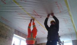 Как устанавливать пароизоляцию на потолок?
