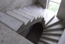 Лестница из бетона с забежными ступенями