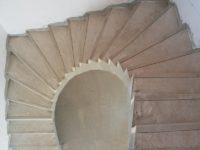 Монолитная лестница с забежными ступенями