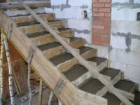 Как залить бетонную лестницу на второй этаж?